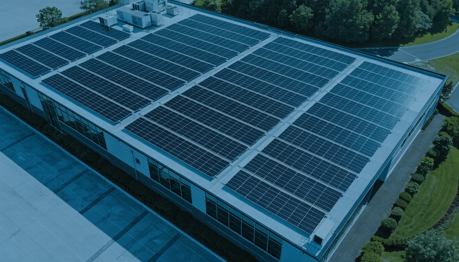 Aufdach-Photovoltaik auf einem Gewerbegebäude